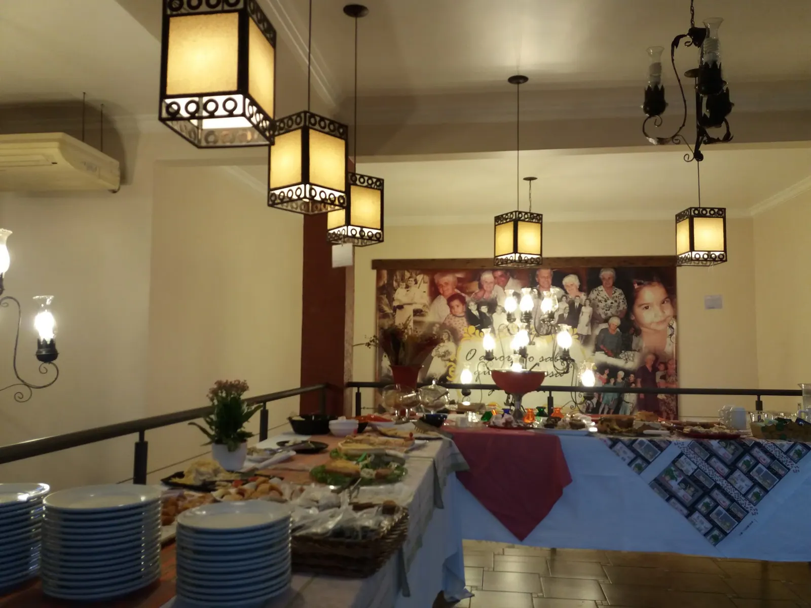 Mesa do café colonial no salão de cima