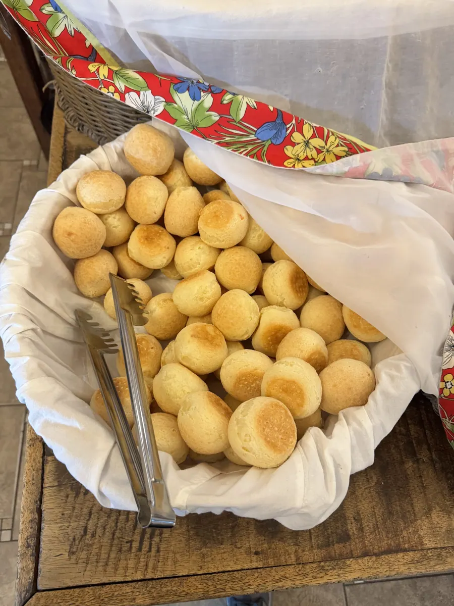 Cesto de pão de queijo